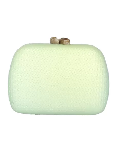 Clutch en color verde claro . Timbos zapatos