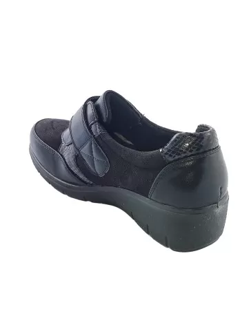 zapato con cuña baja de mujer color negro material polipiel combinado bamara cierre velcro planta cómoda piso goma