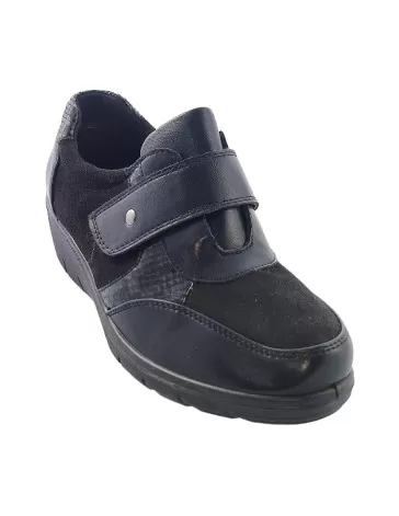 zapato con cuña baja de mujer color negro material polipiel combinado bamara cierre velcro planta cómoda piso goma