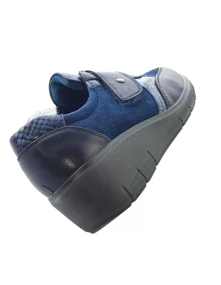 zapato con cuña baja de mujer color marino material polipiel combinado bamara cierre velcro planta cómoda piso goma