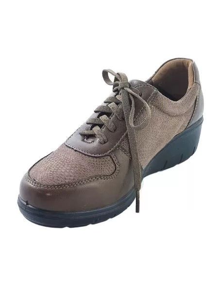 zapato con cuña baja de mujer color marrón material polipiel combinado bamara cierre cordones planta cómoda piso goma