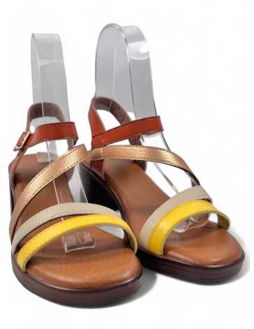 Sandalia de tacón de madera en color amarillo - Timbos Zapatos