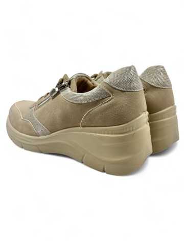 Deportivo cuña interior de mujer color beige - Timbos Zapatos